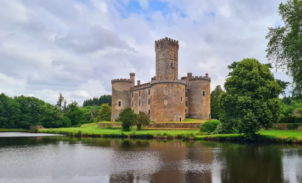 Kasteel van Montbrun langs de wandeling Perigord - Limousin