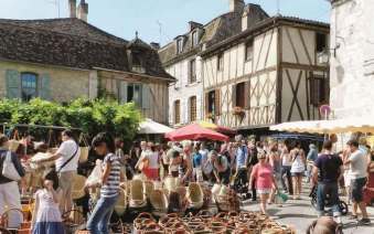 Franse markt in een dorp in de Périgord Vert langs de fietsroute