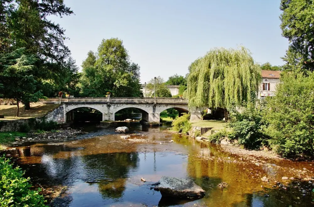 Waterplek bij Saint-Pardoux-la-Rivière langs de fietsroute in de Périgord Vert