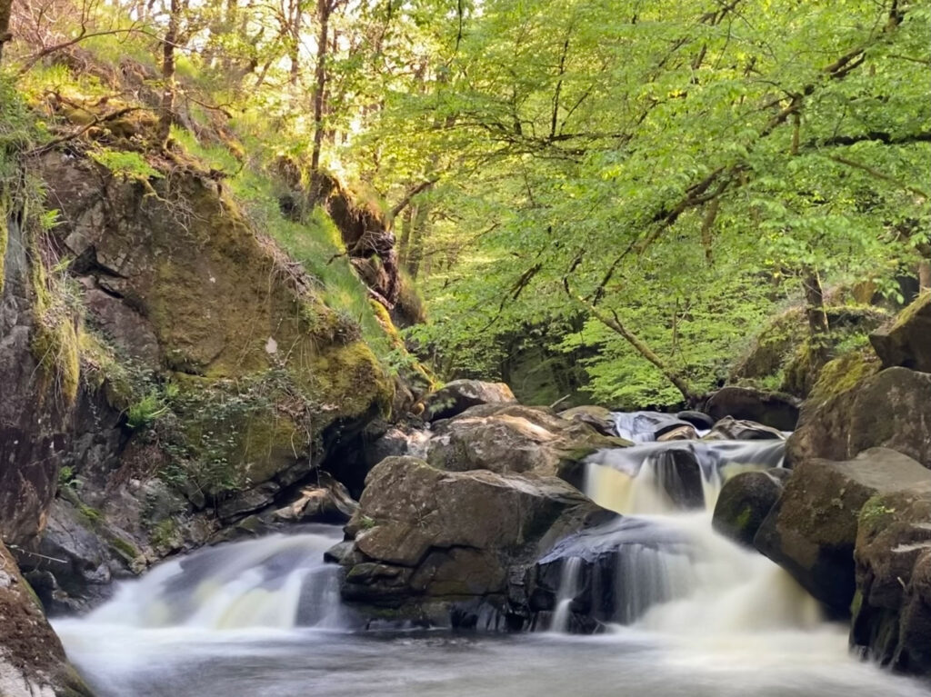 Natuurlijke zwemplek langs wandelroute Le Saut du Chalard in de Périgord Vert