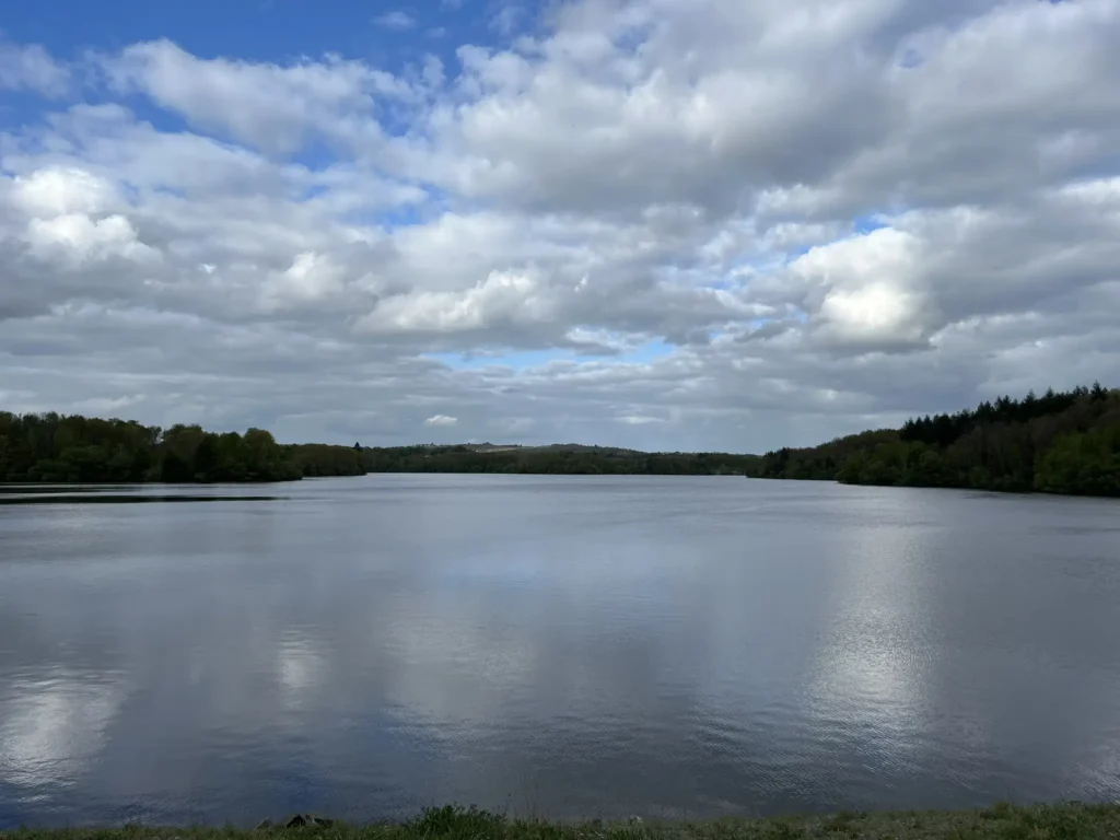 Wandelpad rondom het meer van Mialet in de noordelijke Dordogne