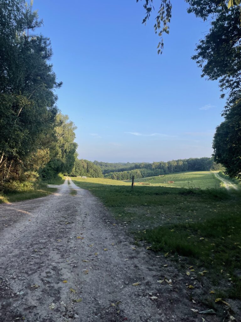 Glooiend landschap op de rondwandeling vanaf Camping de la Bucherie in de Dordogne