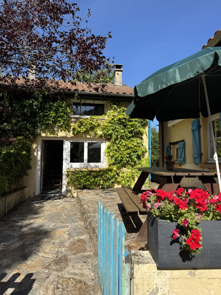 Vakantiehuisje op Camping La Bucherie in de groene Dordogne - voortuin