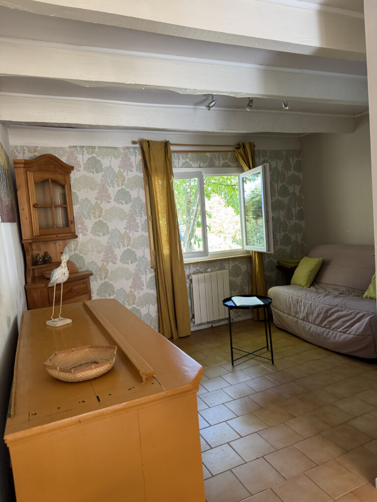 Vakantiehuisje op Camping La Bucherie in de groene Dordogne - woonkamer