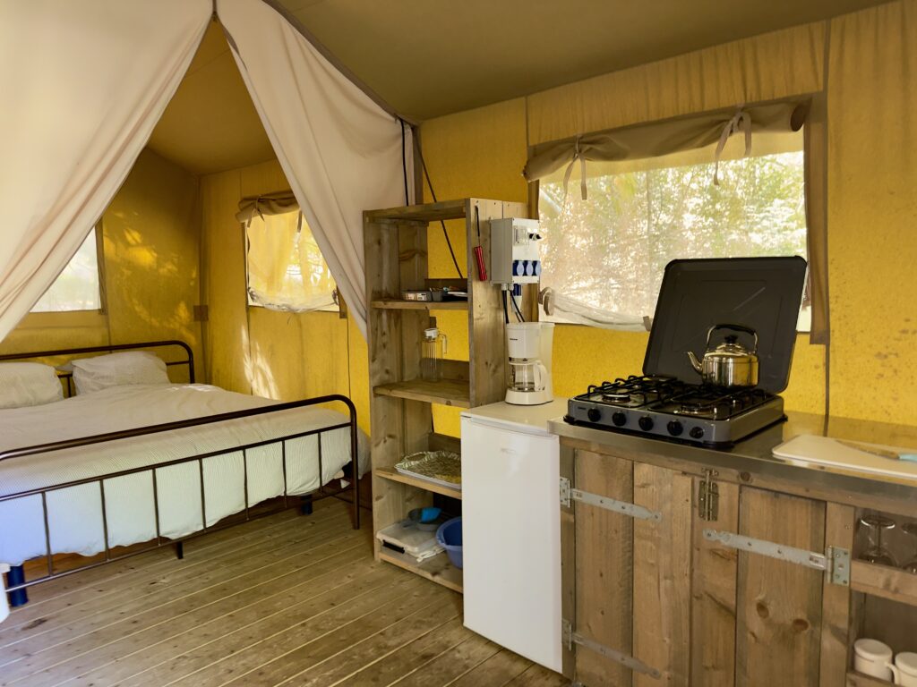 Luxe safari tent met ruime binnen ruimte
